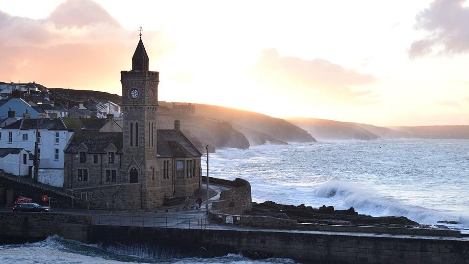 In Großbritannien tobt «Goretti» ebenso. Wie hier an der Küste von Cornwall. In Großbritannien tobt «Goretti» ebenso. Wie hier an der Küste von Cornwall.
