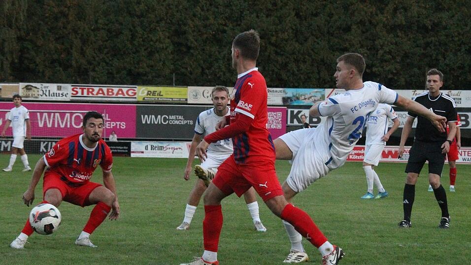 Der 1. FC Bad Kötzting (in Rot) kann trotz der Pleite gegen Dingolfing den sechsten Platz halten. Der 1. FC Bad Kötzting (in Rot) kann trotz der Pleite gegen Dingolfing den sechsten Platz halten.
