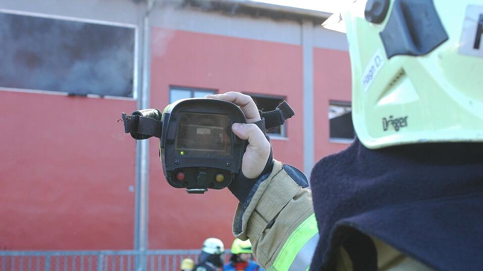 Feuerwehreinsatz in Altdorf: Dort ist am Dienstag in einer Lackiererei im Sonnenring ein Brand ausgebrochen.