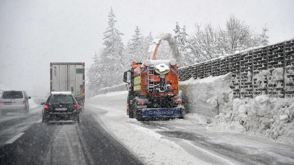 In vielen Städten sind in den letzten Tagen erhebliche Mengen an Schnee gefallen. In vielen Städten sind in den letzten Tagen erhebliche Mengen an Schnee gefallen.