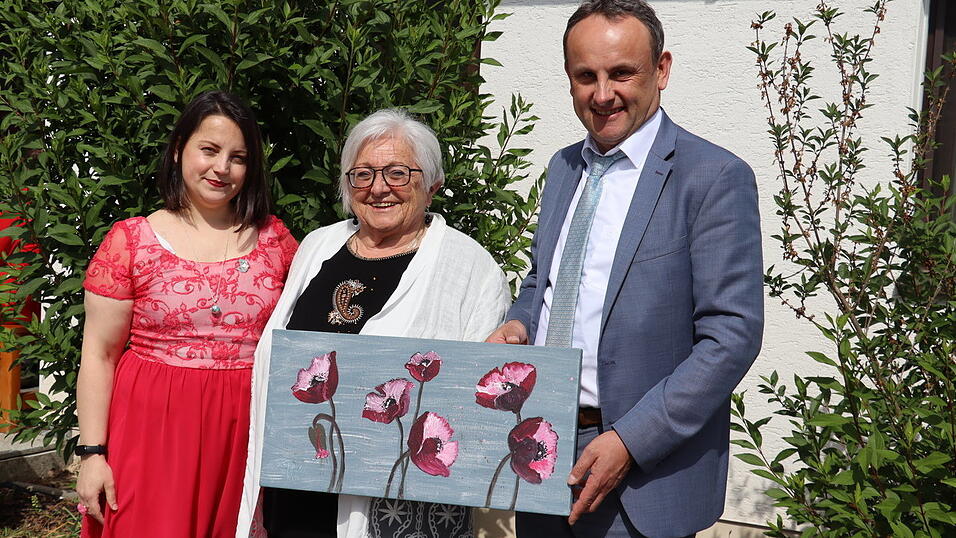 Rajmonda Loizzi (links) leitet nun den Wörther Malkreis. Die Mohnblumen auf pastellblauem Hintergrund hat Renate Fuchs (Mitte) für Bürgermeister Josef Schütz gemalt. Er habe den Malkreis immer unterstützt. Rajmonda Loizzi (links) leitet nun den Wörther Malkreis. Die Mohnblumen auf pastellblauem Hintergrund hat Renate Fuchs (Mitte) für Bürgermeister Josef Schütz gemalt. Er habe den Malkreis immer unterstützt.