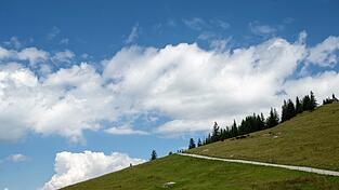 Wanderer aufgepasst: Die Bergtour sollte nachmittags zu Ende sein - denn dann drohen Gewitter. (Archivbild)