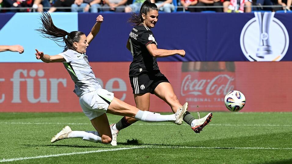 Trifft in dieser Szene zum 2:0: FCB-Stürmerin Jovana Damnjanovic (r). Wolfsburgs Joelle Wedemeyer kommt zu spät. Trifft in dieser Szene zum 2:0: FCB-Stürmerin Jovana Damnjanovic (r). Wolfsburgs Joelle Wedemeyer kommt zu spät.