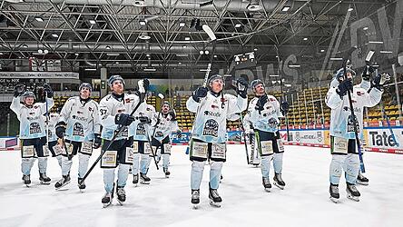 Jubel in Frankfurt: Die Tigers feiern den Ausw&auml;rtssieg und das Sechs-Punkte-Wochenende.