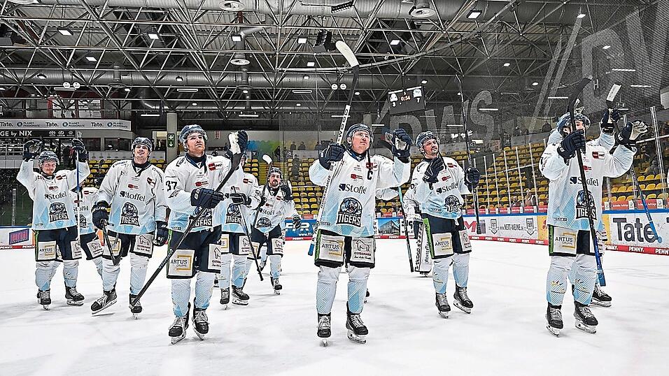 Jubel in Frankfurt: Die Tigers feiern den Auswärtssieg und das Sechs-Punkte-Wochenende. Jubel in Frankfurt: Die Tigers feiern den Auswärtssieg und das Sechs-Punkte-Wochenende.