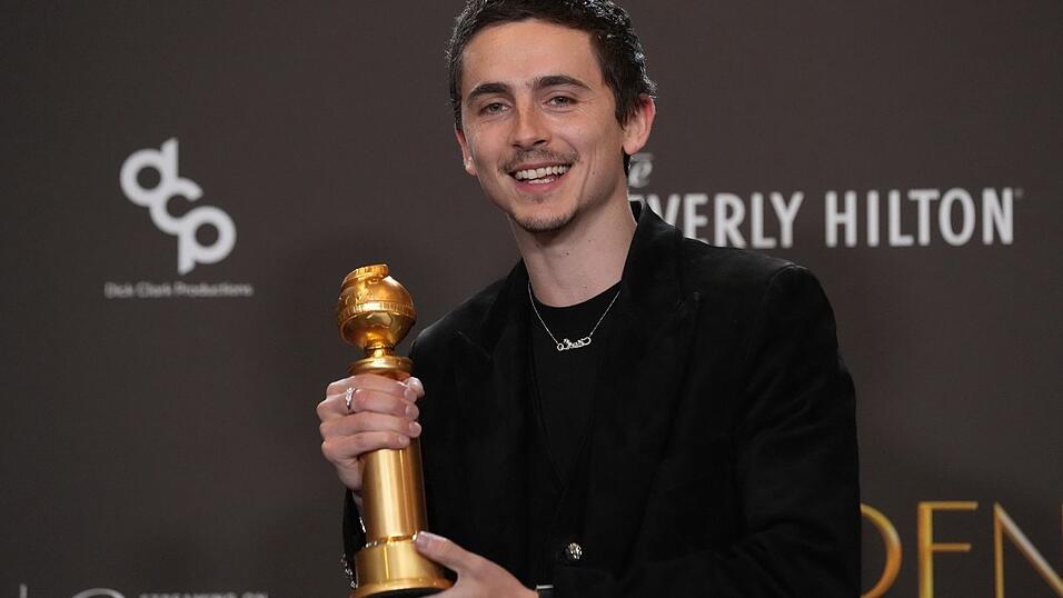 Timothee Chalamet mit seiner Troph&auml;e.