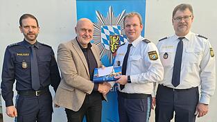 Marco M&uuml;ller (PI Cham), Manfred Aschenbrenner, Tobias Mattes (VPI Amberg) und PHK Christian Scharl (APS Schwandorf) bei der Ehrung.