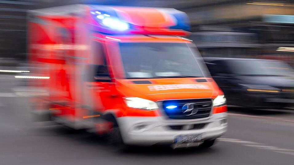 Sanit&auml;ter bringen den schwer verletzten Motorradfahrer in ein Krankenhaus. (Symbolbild)