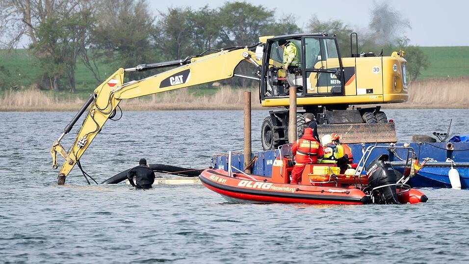Helfer einer privaten Initiative wollen eine Rinne vom Liegeplatz des gestrandeten Wals zum tiefen Fahrwasser graben. Helfer einer privaten Initiative wollen eine Rinne vom Liegeplatz des gestrandeten Wals zum tiefen Fahrwasser graben.
