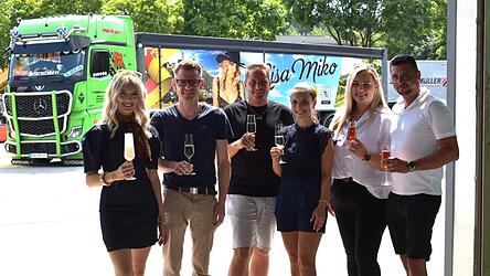 Lisa Miko (v. l.), Manager Matthias B&uuml;ttner, Matthias und Alena Haselb&ouml;ck, Bettina und Gianluca Damante