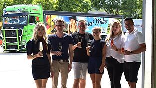 Lisa Miko (v. l.), Manager Matthias B&uuml;ttner, Matthias und Alena Haselb&ouml;ck, Bettina und Gianluca Damante