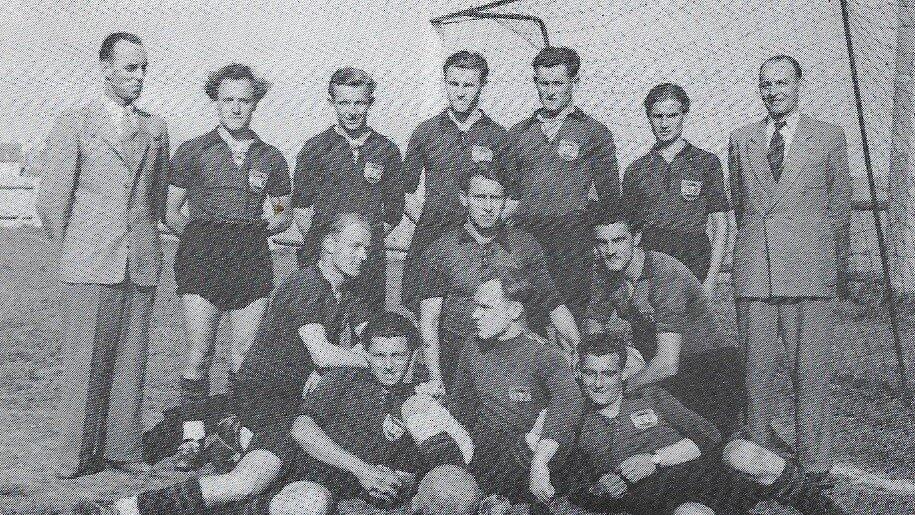 Zwei Jahre nach der Gründung wurde der TV Pfaffenberg Meister der C-Klasse. Stehend (v.l.) Kassier Andreas Ammer, Josef Brunner, Alfons Löffler, Franz Zeller, Werner Süß, Josef Reiter und Abteilungsleiter Josef Fellermeier. Knieend (v.l.) Josef Hochreiner, Eduard Butz, Michael Stöckl, Maximilian Weikl, Richard Hartl und Karl Kirchermeier. Zwei Jahre nach der Gründung wurde der TV Pfaffenberg Meister der C-Klasse. Stehend (v.l.) Kassier Andreas Ammer, Josef Brunner, Alfons Löffler, Franz Zeller, Werner Süß, Josef Reiter und Abteilungsleiter Josef Fellermeier. Knieend (v.l.) Josef Hochreiner, Eduard Butz, Michael Stöckl, Maximilian Weikl, Richard Hartl und Karl Kirchermeier.