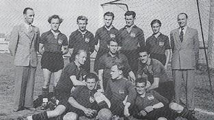 Zwei Jahre nach der Gründung wurde der TV Pfaffenberg Meister der C-Klasse. Stehend (v.l.) Kassier Andreas Ammer, Josef Brunner, Alfons Löffler, Franz Zeller, Werner Süß, Josef Reiter und Abteilungsleiter Josef Fellermeier. Knieend (v.l.) Josef Hochreiner, Eduard Butz, Michael Stöckl, Maximilian Weikl, Richard Hartl und Karl Kirchermeier.