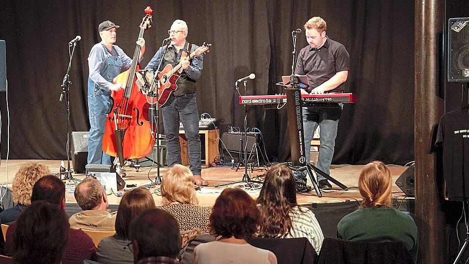 'De Waltons' spielen Rock- und Pop-Klassiker im Country-Gewand, Peter Perzlmaier am Kontrabass, Chris Spie&szlig; an der Akustik-Gitarre und Matthias Baumann am E-Piano (von links).