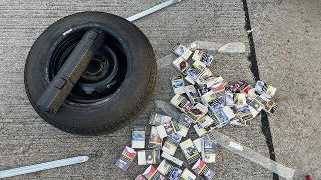 In diversen Verstecken, haben Further Zöllner insgesamt 9.000 Zigaretten gefunden.
