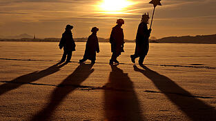 Heute sind meist Kinder und Jugendliche als Sternsinger unterwegs.