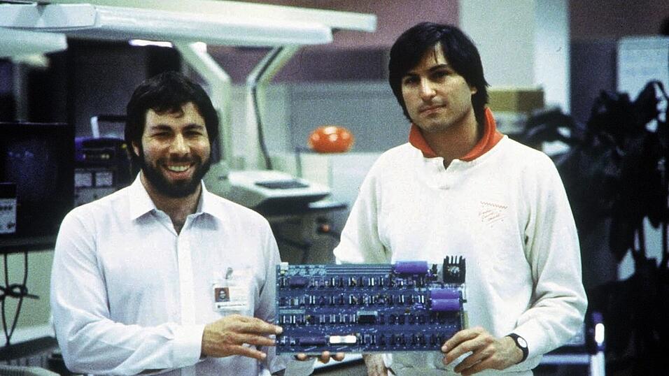 1976: Das erste Apple-Produkt - der Apple I - wurde von Steve Wozniak (l) entworfen. Rechts: Steve Jobs.