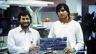 1976: Das erste Apple-Produkt - der Apple I - wurde von Steve Wozniak (l) entworfen. Rechts: Steve Jobs. 1976: Das erste Apple-Produkt - der Apple I - wurde von Steve Wozniak (l) entworfen. Rechts: Steve Jobs.