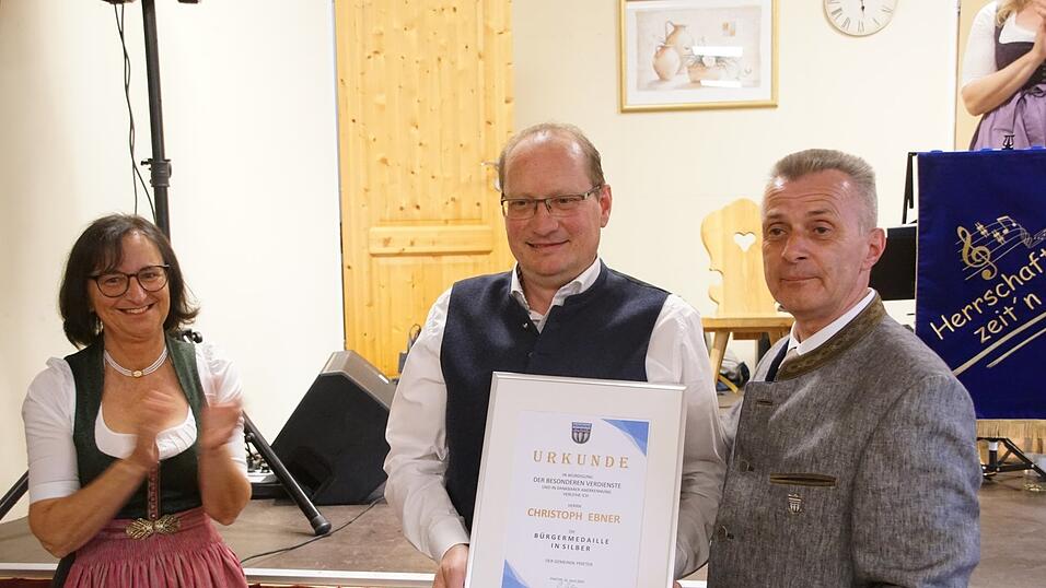 Christoph Ebner (Mitte) freute sich sichtlich &uuml;ber die Auszeichnung. Mit einem Augenzwinkern formulierte er einen Wunsch.
