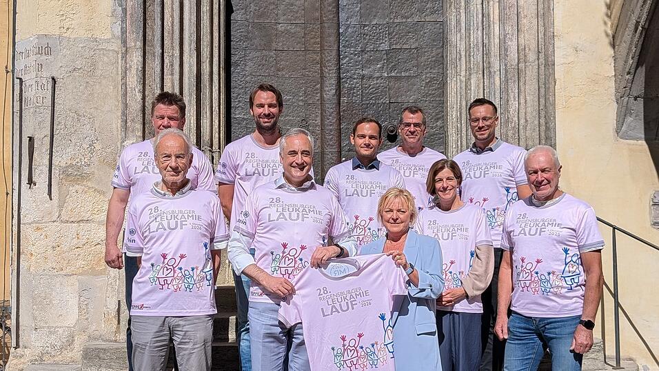 Mit Ehrenamtlichen und Sponsoren stellten Thomas Burger (Zweiter von links) und Anna-Maria Thurow (Dritte von rechts) das neue Laufshirt für den 28. Leukämielauf vor. Mit Ehrenamtlichen und Sponsoren stellten Thomas Burger (Zweiter von links) und Anna-Maria Thurow (Dritte von rechts) das neue Laufshirt für den 28. Leukämielauf vor.
