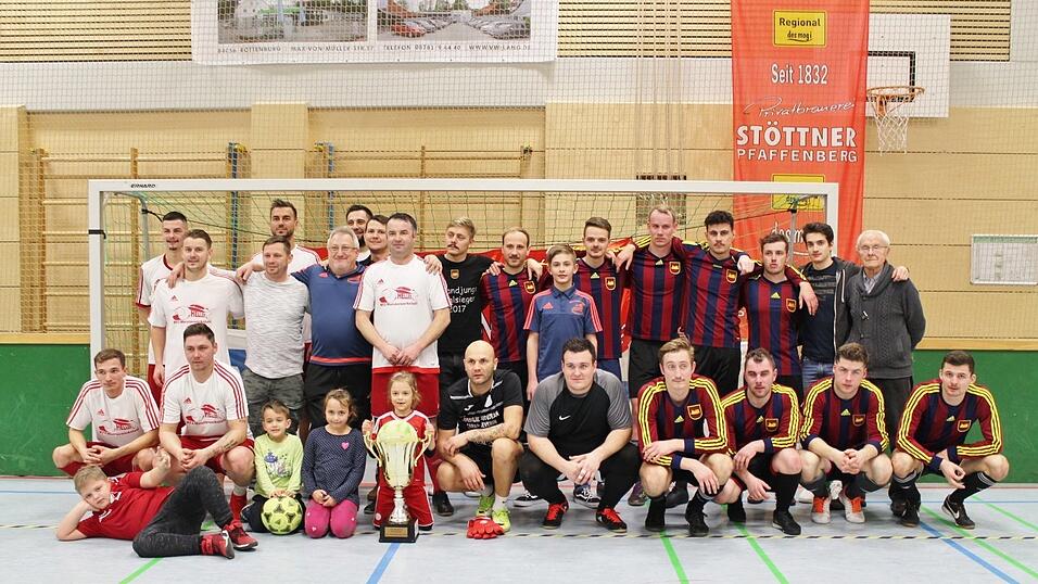Die Finalgegner der Freizeitmannschaften: Die Karpatenboys und Lokomotive Grobmotorik mit Strandjungs-Vorsitzendem Helmut Hort (links) und Schirmherrn Altlandrat Ingo Weiß (rechts). Die Finalgegner der Freizeitmannschaften: Die Karpatenboys und Lokomotive Grobmotorik mit Strandjungs-Vorsitzendem Helmut Hort (links) und Schirmherrn Altlandrat Ingo Weiß (rechts).