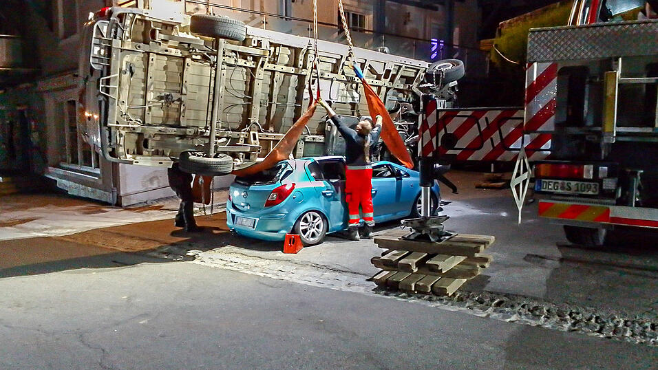 Ein Transporter stürzte am Freitagabend in Bernried eine Böschung hinunter. Ein Transporter stürzte am Freitagabend in Bernried eine Böschung hinunter.