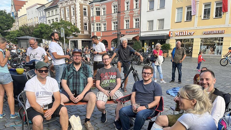 Mit Brotzeit, Getr&auml;nken und z&uuml;nftiger Musi l&auml;uteten die Straubingerinnen und Straubinger voller Vorfreude ihre 'F&uuml;nfte Jahreszeit' ein.