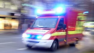 Der Rettungsdienst brachte drei verletzte Menschen in Krankenhäuser. (Symbolbild)