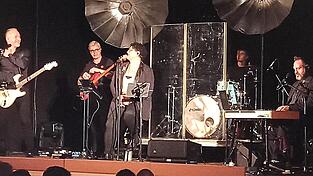 Matthias Kilger (v.l.), Philipp Houben, Steffi Denk, Valentin Kilger und Sepp Haslinger begeistern mit „21 Ballades“ das Publikum in Viechtach.