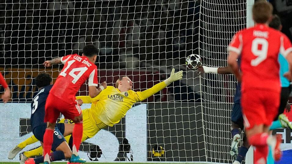 Das letzte Tor des Abends, das den Bayern Hoffnung macht: Luis Díaz trifft zum 4:5-Endstand. Das letzte Tor des Abends, das den Bayern Hoffnung macht: Luis Díaz trifft zum 4:5-Endstand.