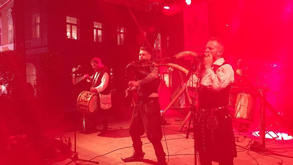 Der Straubinger Stadtplatz wird am Wochenende ganz in mittelalterliches Flair getaucht. Die schönsten Schnappschüsse haben wir für Sie zusammengestellt. Der Straubinger Stadtplatz wird am Wochenende ganz in mittelalterliches Flair getaucht. Die schönsten Schnappschüsse haben wir für Sie zusammengestellt.