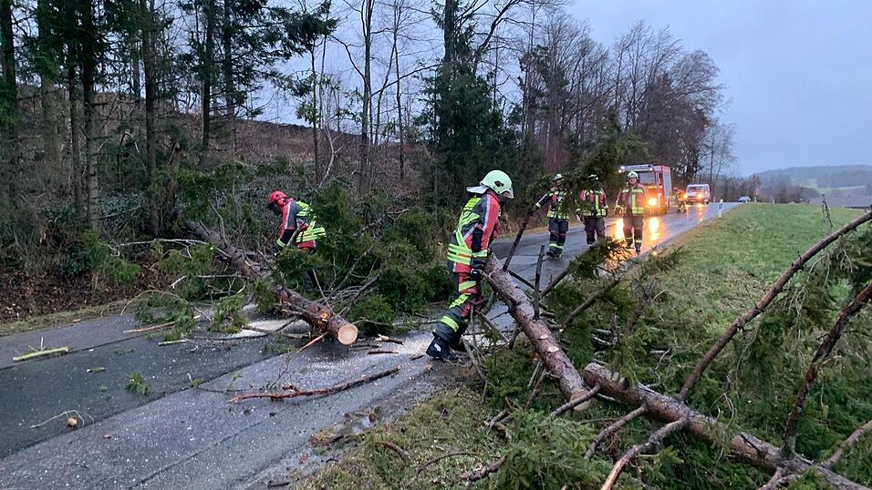 Die Feuerwehr im Einsatz zwischen Neukirchen und Schwarzenberg.