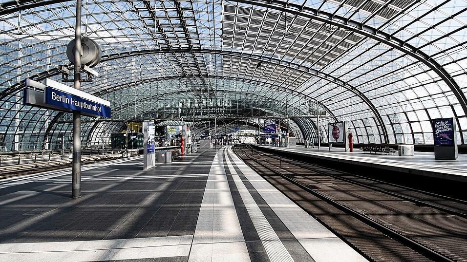 An Orten wie großen Bahnhöfen sind für gewöhnlich viele Menschen unterwegs. Ist man dort jedoch mal ganz alleine, beschleicht einen ein komisches Gefühl. An Orten wie großen Bahnhöfen sind für gewöhnlich viele Menschen unterwegs. Ist man dort jedoch mal ganz alleine, beschleicht einen ein komisches Gefühl.