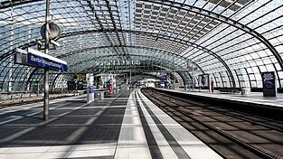 An Orten wie großen Bahnhöfen sind für gewöhnlich viele Menschen unterwegs. Ist man dort jedoch mal ganz alleine, beschleicht einen ein komisches Gefühl. An Orten wie großen Bahnhöfen sind für gewöhnlich viele Menschen unterwegs. Ist man dort jedoch mal ganz alleine, beschleicht einen ein komisches Gefühl.