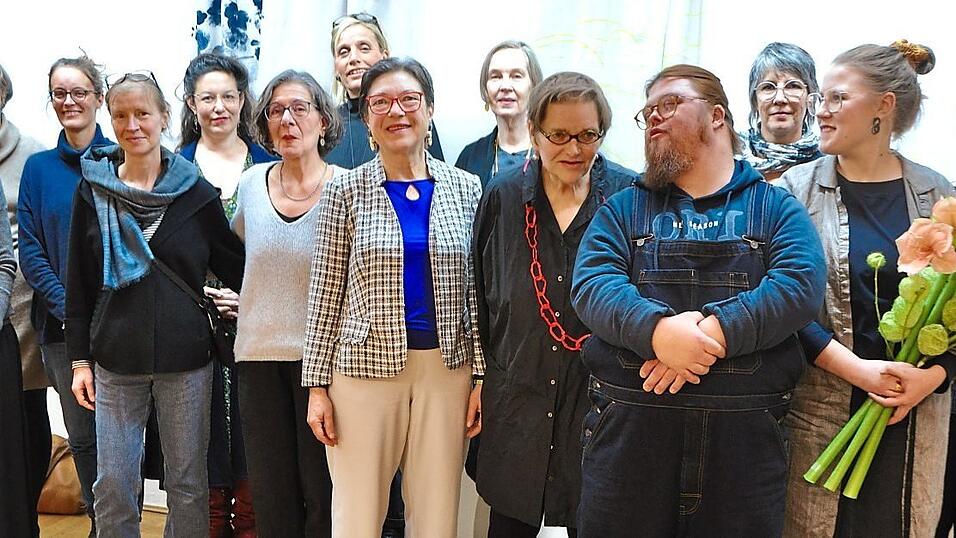 Die anwesenden Künstler mit Wilma Rapf-Karikari (Mitte), der Kuratorin Hannah Rembeck (Zweite von rechts) und Laudatorin Julie Metzdorf (Dritte von links). Die anwesenden Künstler mit Wilma Rapf-Karikari (Mitte), der Kuratorin Hannah Rembeck (Zweite von rechts) und Laudatorin Julie Metzdorf (Dritte von links).