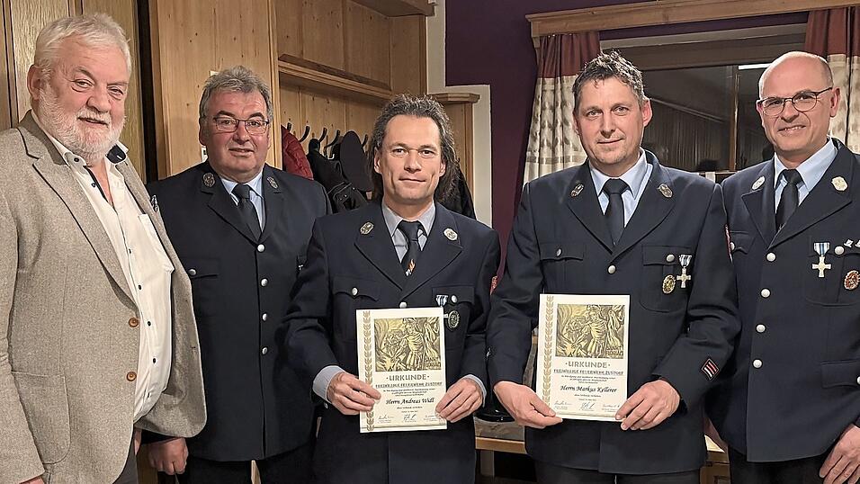 Im Beisein von Bürgermeister Josef Straßer (l.), Vorsitzendem Johann Buchner (2.v.l.) und Kommandant Bernhard Schwarzbözl (r.) wurden Andreas Widl (3.v.l.) und Markus Kellerer für 30 Jahre aktive Mitgliedschaft geehrt. Im Beisein von Bürgermeister Josef Straßer (l.), Vorsitzendem Johann Buchner (2.v.l.) und Kommandant Bernhard Schwarzbözl (r.) wurden Andreas Widl (3.v.l.) und Markus Kellerer für 30 Jahre aktive Mitgliedschaft geehrt.