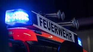 Die Feuerwehr l&ouml;schte auf dem Gel&auml;nde eines Holzbodenwerks mehrere Stunden lang. (Symbolbild)
