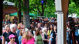 Das &bdquo;Umsonst & Drau&szlig;en&ldquo;-Festival erfreut sich immer gr&ouml;&szlig;erer Beliebtheit. Bei den allermeisten Konzerten in diesem Jahr war der Innenhof der Alten Kaserne brechend voll.