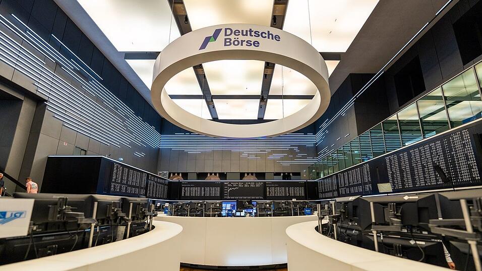Handelsraum der Deutschen Börse in Frankfurt: Der Konzern bietet Kunden nun den Handel von Dax-Aktien rund um die Uhr. (Archivbild) Handelsraum der Deutschen Börse in Frankfurt: Der Konzern bietet Kunden nun den Handel von Dax-Aktien rund um die Uhr. (Archivbild)