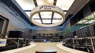 Handelsraum der Deutschen Börse in Frankfurt: Der Konzern bietet Kunden nun den Handel von Dax-Aktien rund um die Uhr. (Archivbild) Handelsraum der Deutschen Börse in Frankfurt: Der Konzern bietet Kunden nun den Handel von Dax-Aktien rund um die Uhr. (Archivbild)