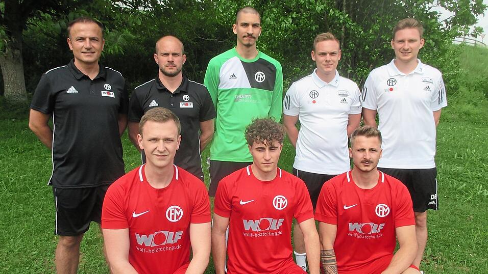 Der FC Mainburg ist für die Saison '21/22 gerüstet (hinten, v. r.): Spielertrainer Dennis Bauer, Co-Coach Jonas Schick, Dominik Weidner (Zugang FC Unterpindhart), FC-Vorsitzender Markus Stanglmeier, sportlicher Leiter Alban Lajci; knieend v.l. Matthias Lindner (SV Puttenhausen), Vincent Limpens (TSV Abensberg) und Alexander Huber (TSV Wolnzach).