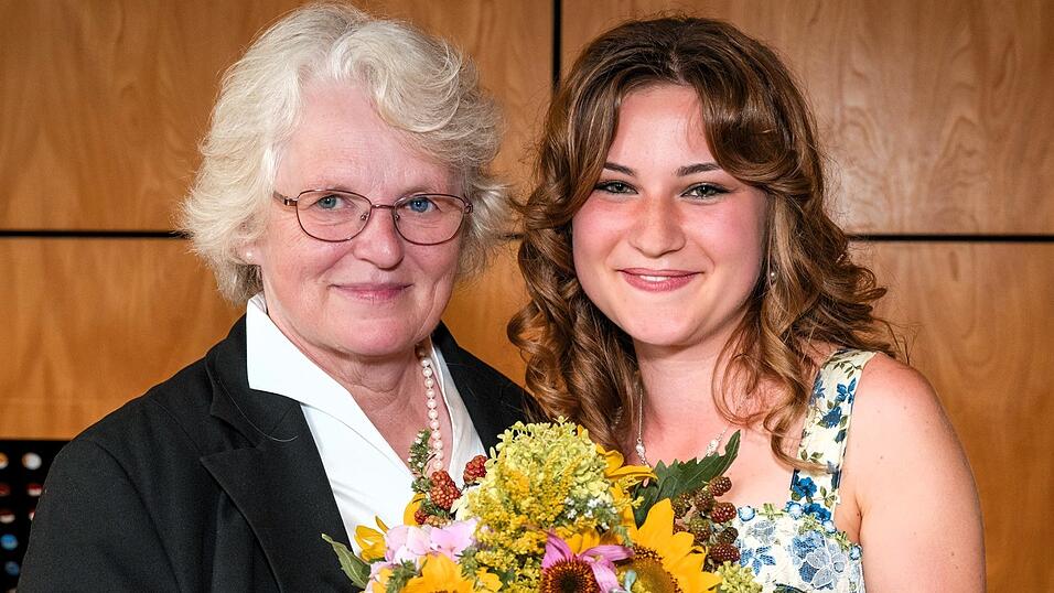 Schülersprecherin Sarah Rudi richtete herzliche Worte an Schulleiterin Anna Maria Müller, deren Dienstzeit zum Ende des Schuljahres an der Realschule endet.
