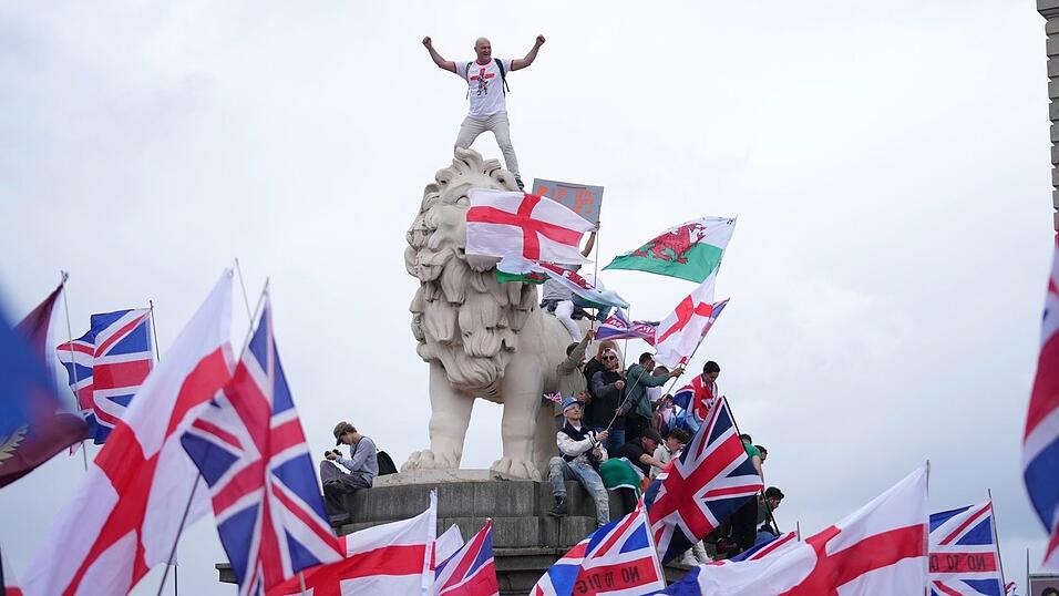Unter dem Motto «Unite the Kingdom» versammelten sich zahlreiche Menschen in London.