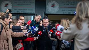 Kosovos Ministerpr&auml;sident Kurti sichert sich bei der Neuwahl in seinem Land ein weiteres Regierungsmandat.