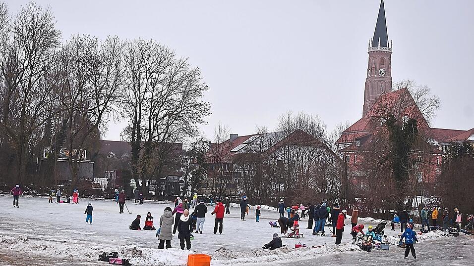 Ein fr&ouml;hliches und buntes Treiben bildete sich &uuml;bers Wochenende auf der Eisfl&auml;che neben der Vils.