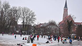 Ein fr&ouml;hliches und buntes Treiben bildete sich &uuml;bers Wochenende auf der Eisfl&auml;che neben der Vils.