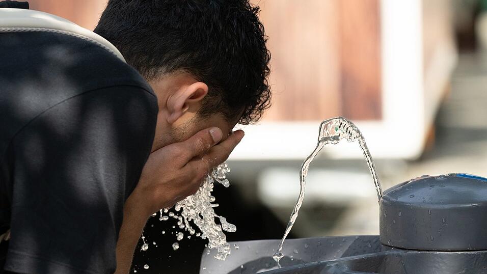 Mehr trinken als sonst ist Experten zufolge besonders während längerer Hitzewellen wichtig, da sonst Dehydration droht. Mehr trinken als sonst ist Experten zufolge besonders während längerer Hitzewellen wichtig, da sonst Dehydration droht.