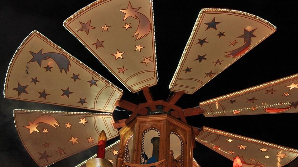 Die Landshuter haben am Freitagabend an der Weihnachtspyramide ausgelassen gefeiert. Die Landshuter haben am Freitagabend an der Weihnachtspyramide ausgelassen gefeiert.