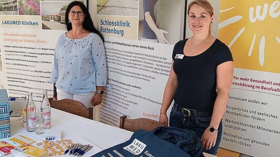 Gerda Stiller (vl.) und Marina Eberlein informierten an ihrem Stand, wie man sich noch mehr für die eigene Gesundheit im Berufsalltag einsetzen kann. Gerda Stiller (vl.) und Marina Eberlein informierten an ihrem Stand, wie man sich noch mehr für die eigene Gesundheit im Berufsalltag einsetzen kann.