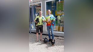 Oliver Storz und Seppi Küblbeck mit ihren drei Dackeln Moni, Seppi und Blümchen vor dem Kunstcontainer im Spitalgarten. Oliver Storz und Seppi Küblbeck mit ihren drei Dackeln Moni, Seppi und Blümchen vor dem Kunstcontainer im Spitalgarten.